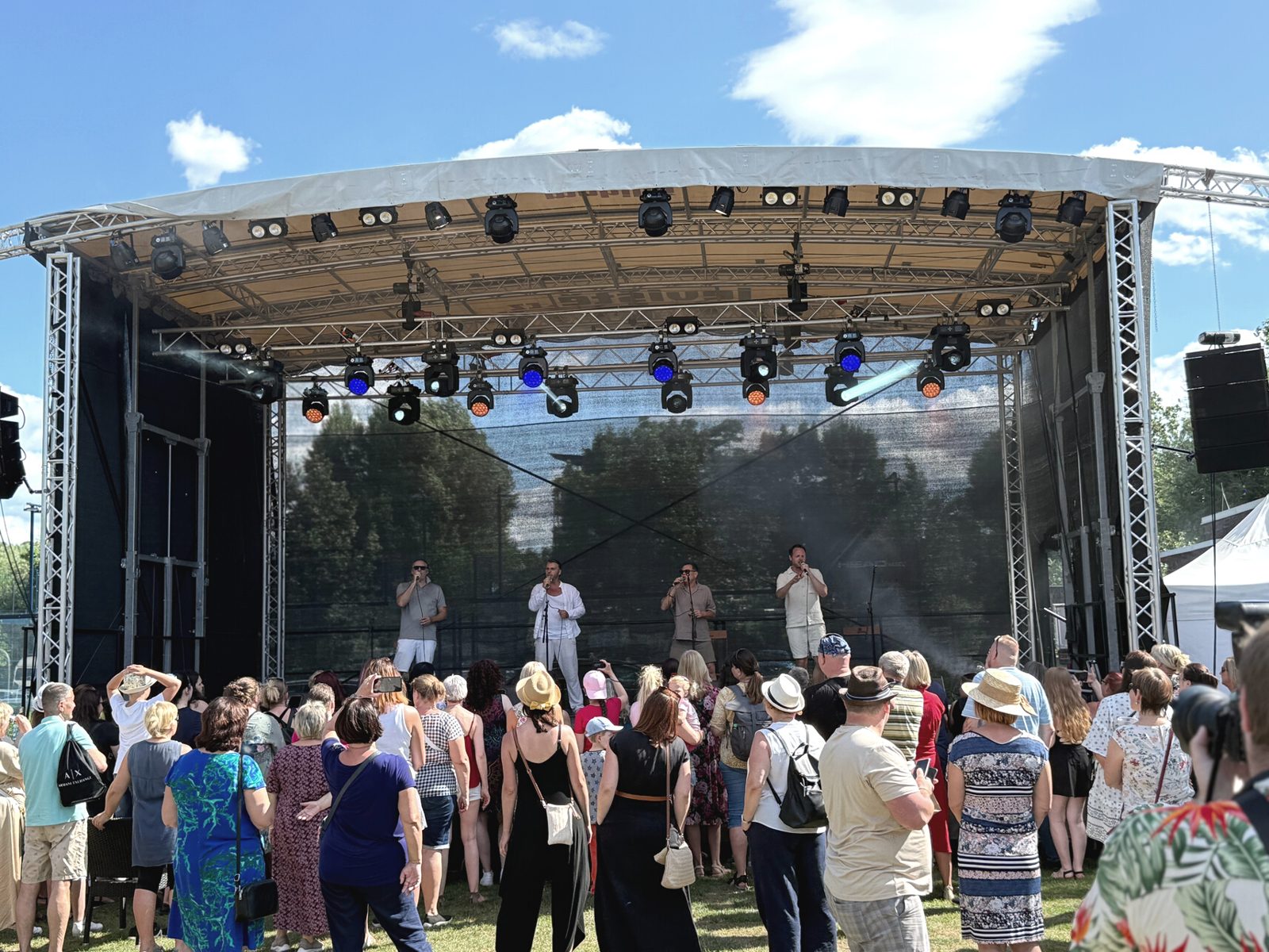 Pódium a koncert v areálu