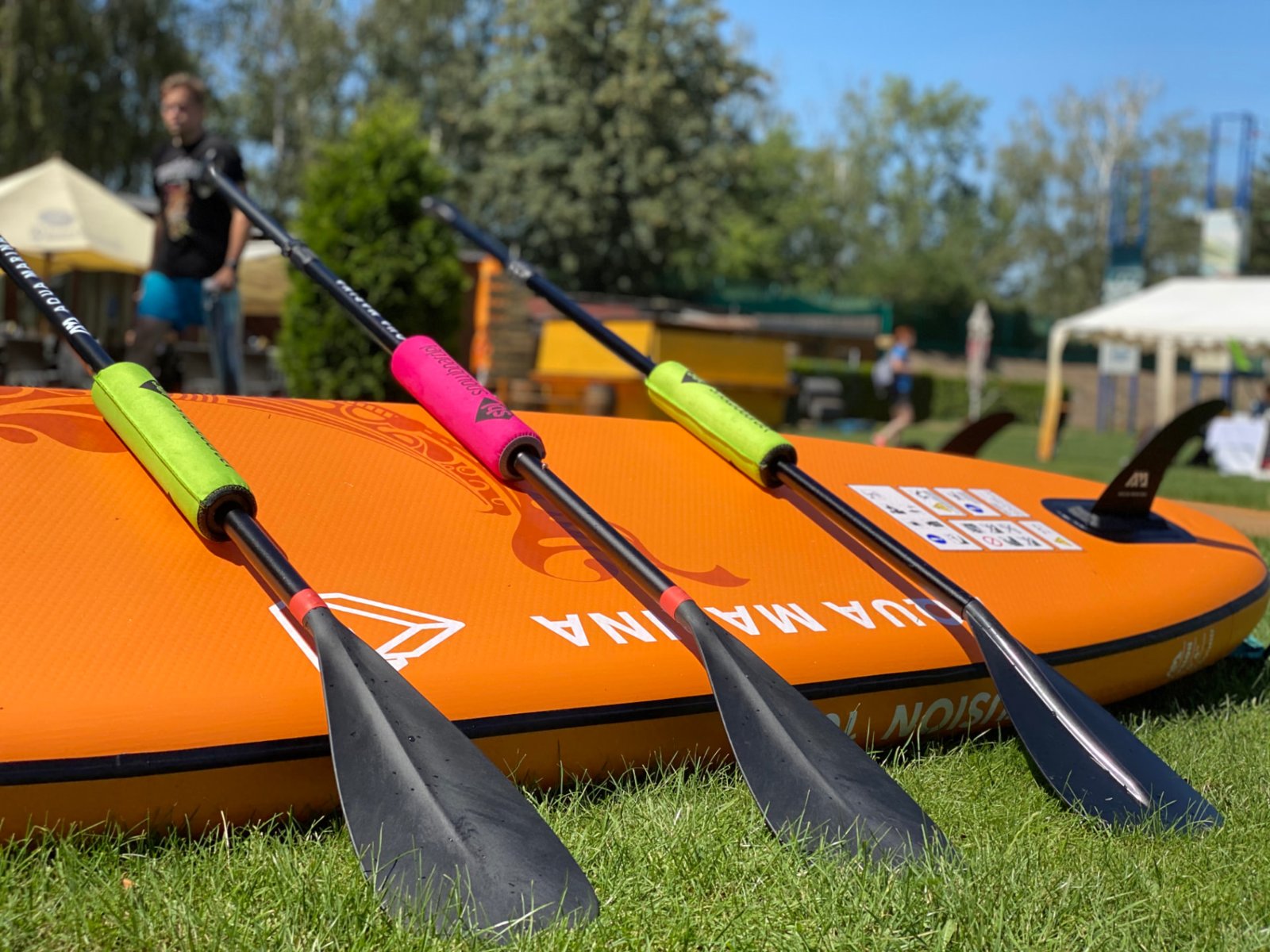 Paddleboard a pádla na břehu