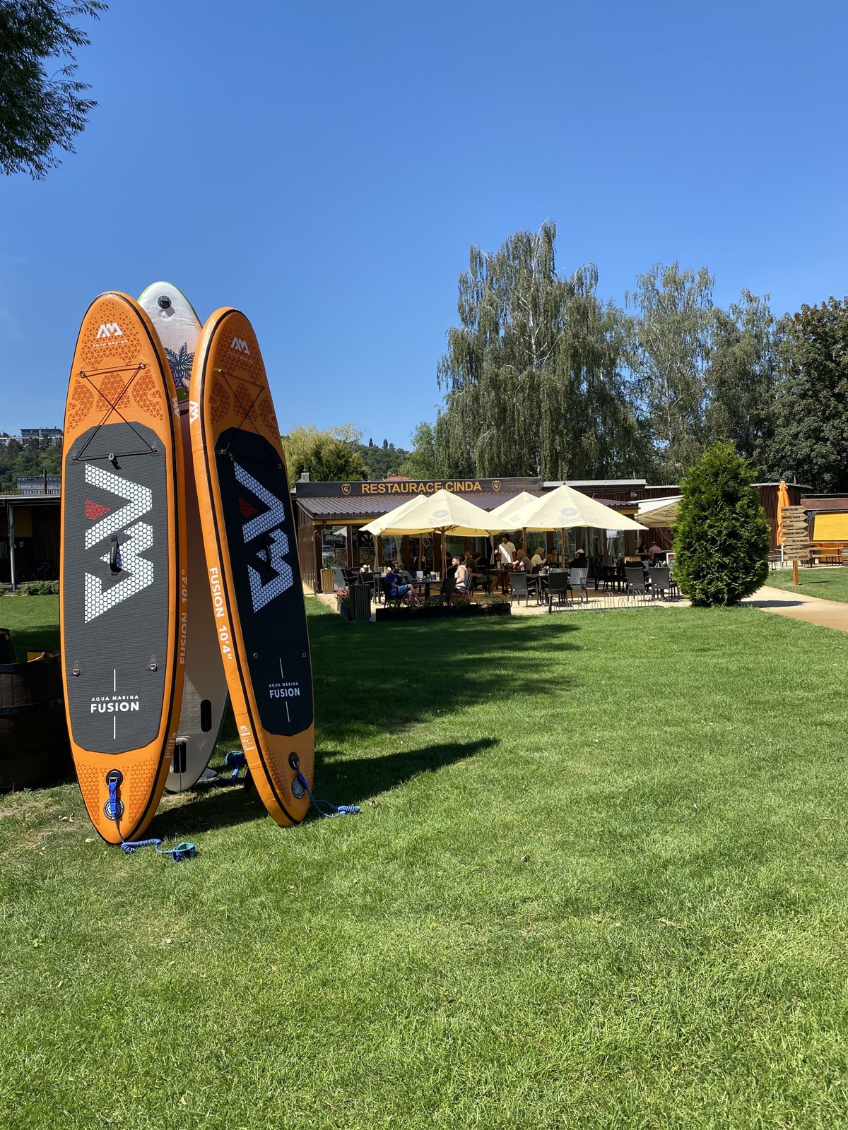 Půjčovna paddleboardů v areálu Cinda