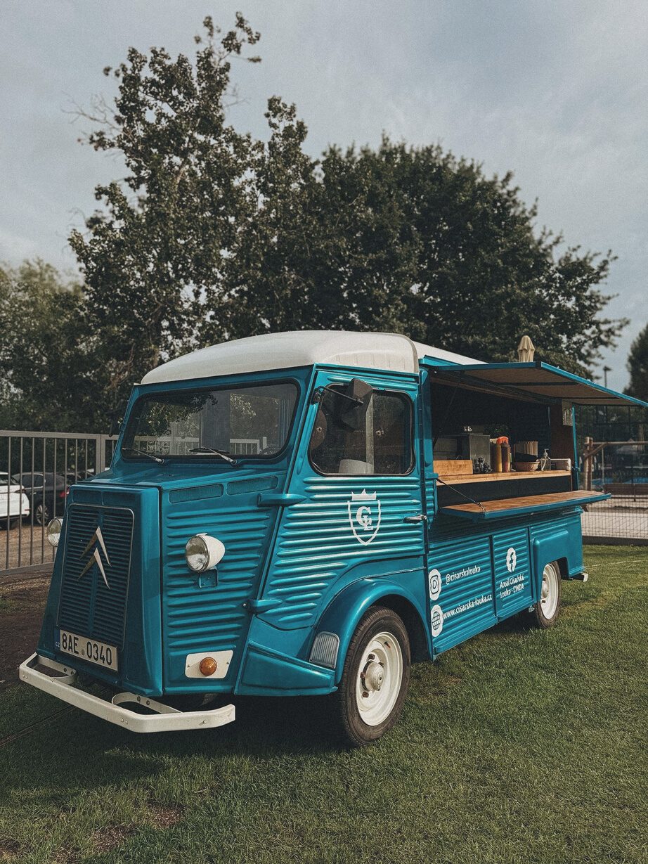 Foodtruck v areálu Cinda