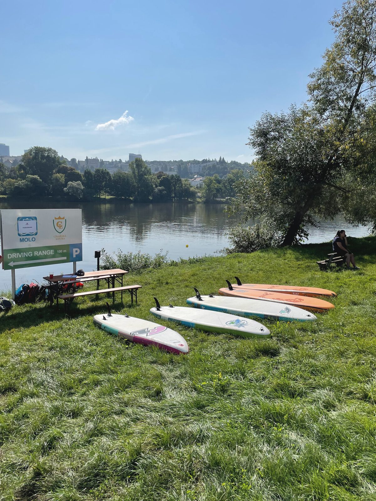 Vltava a paddleboardy u areálu