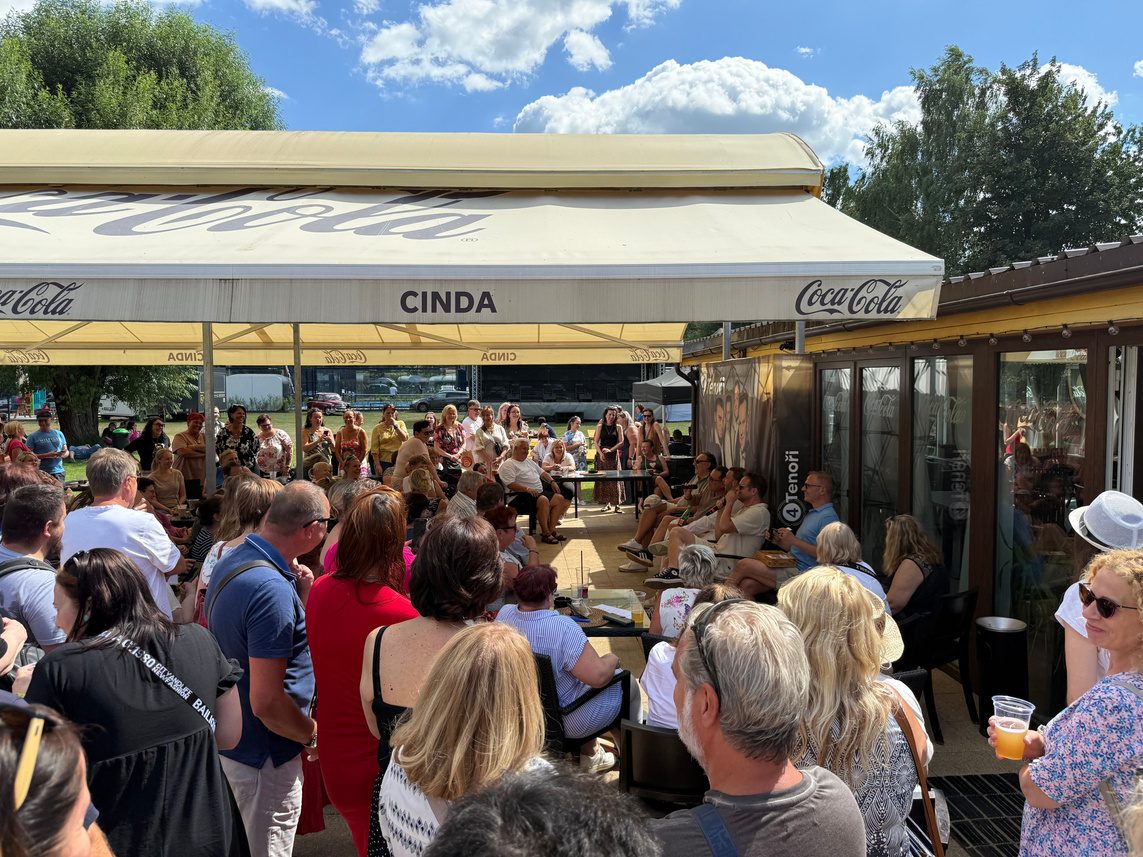 Zaplněná terasa restaurace Cinda během akce