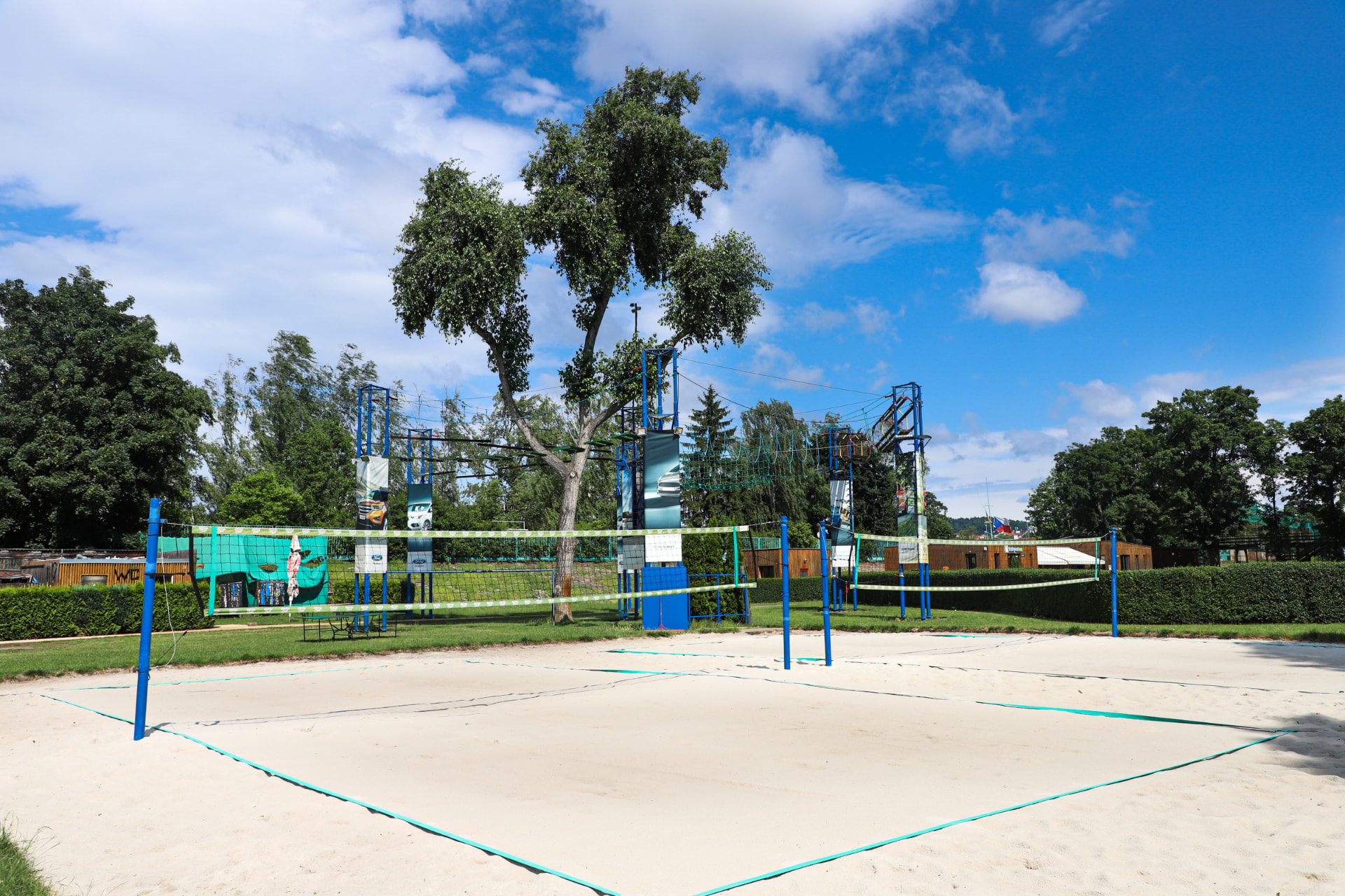 Beachvolejbalové kurty v areálu Cinda